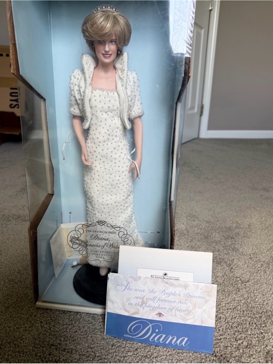 Franklin Mint Other - Franklin Mint Ivory Beaded Porcelain Diana Figurine with COA